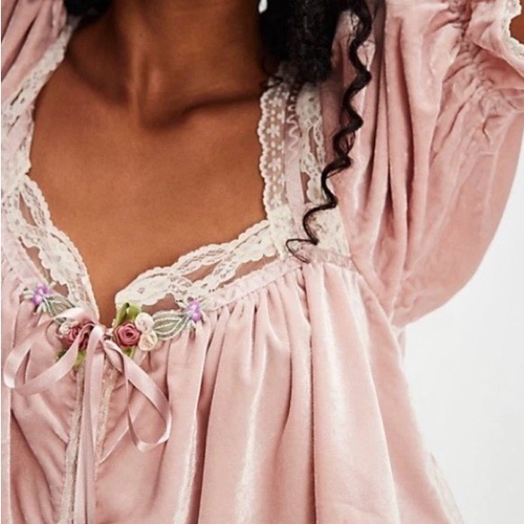 Free People new w/ tags let’s voyage, blush, pink velvet, lace floral blouse M - Picture 3 of 16